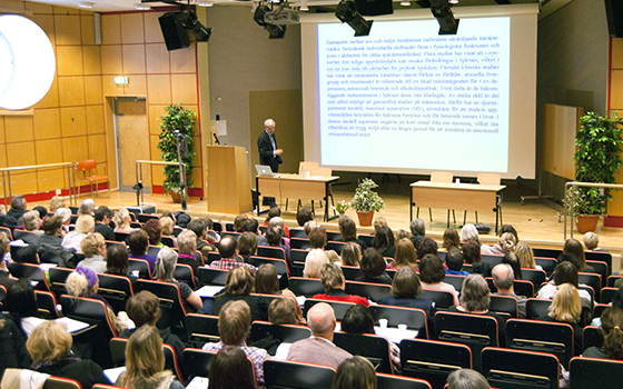 foto di conferenza con schermi per video-interpretariato di conferenza
